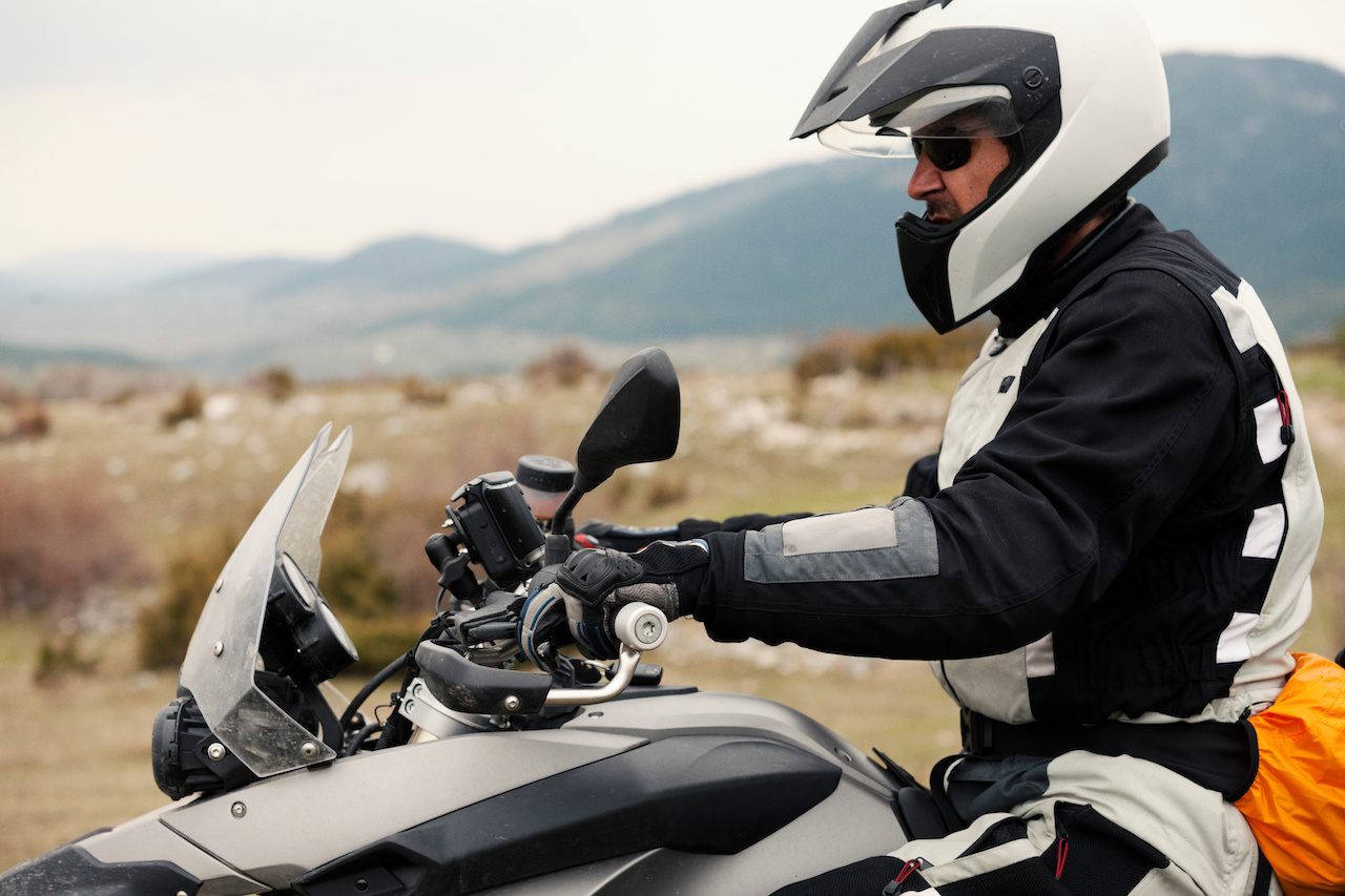 Proč je páteřák na motorku nezbytnou součástí výbavy každého jezdce?